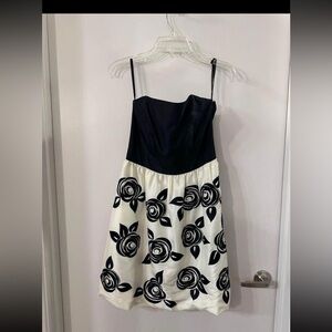 White House Black Market 
Womens 4 Floral Dress